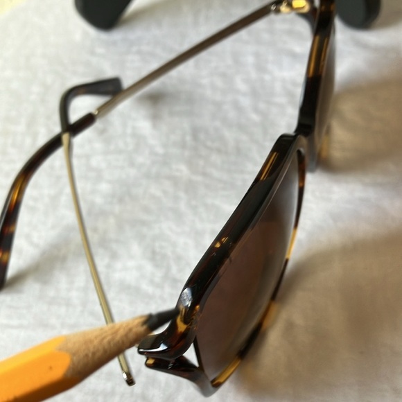 Coach: Dark Tortoise(C6190) Sunglasses- Gradient lens- with case-small scratches - Picture 9 of 16